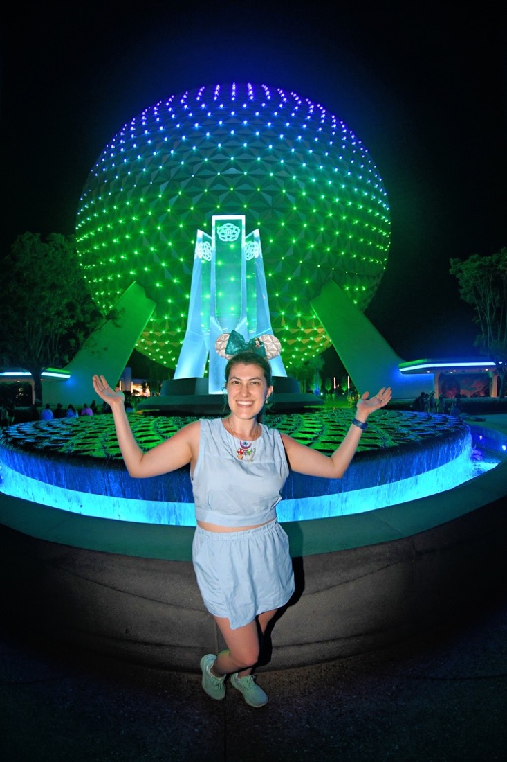 Carolina Sant'Anna em frente à Spaceship Earth, no Epcot, à noite