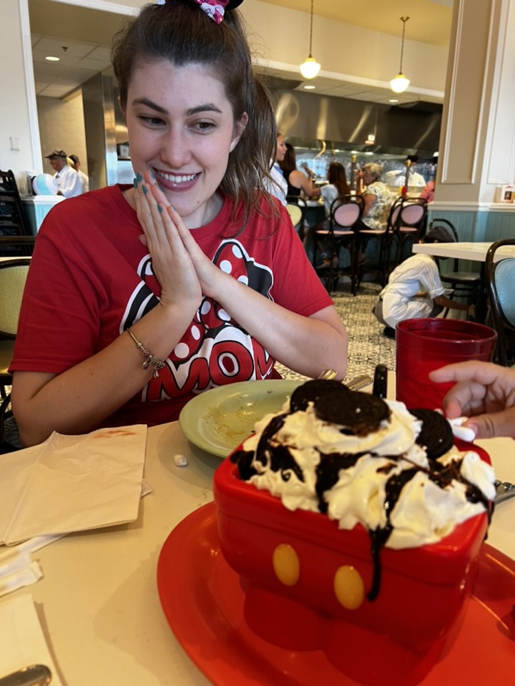 Carolina diante da sobremesa do Beaches & Cream
