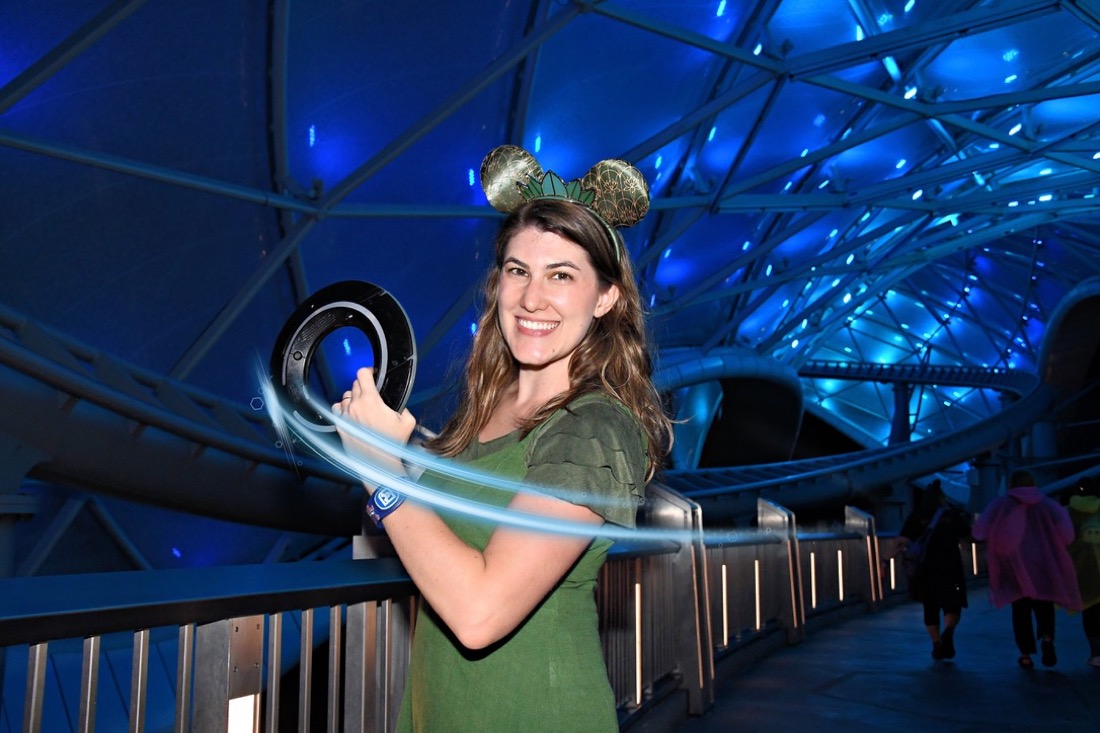 Carolina no Tron Lightcycle Run, no Magic Kingdom